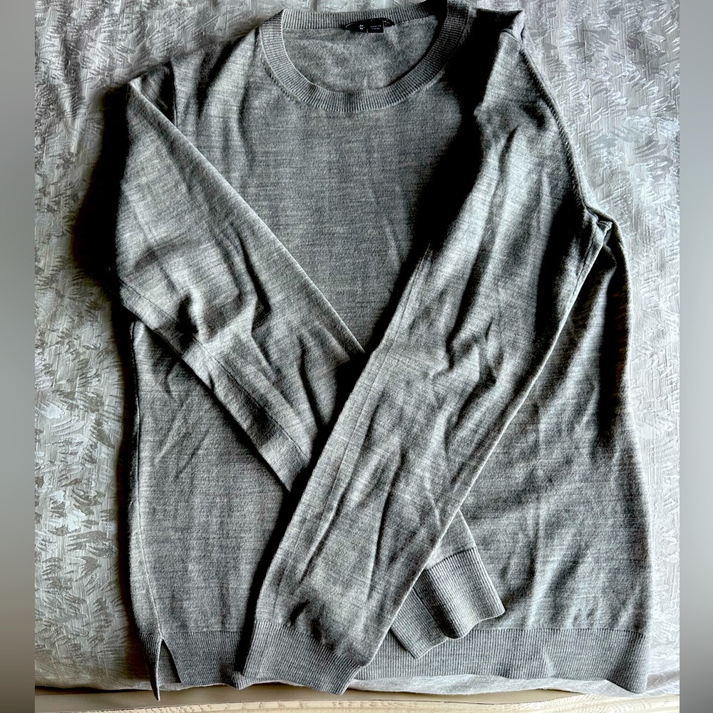 Theory Gray wool sweater size medium